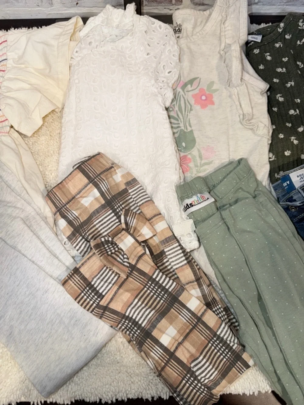 Girls outfits bundle box  Cute Neutral Patterns 4T